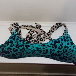 LA blanca bikini top